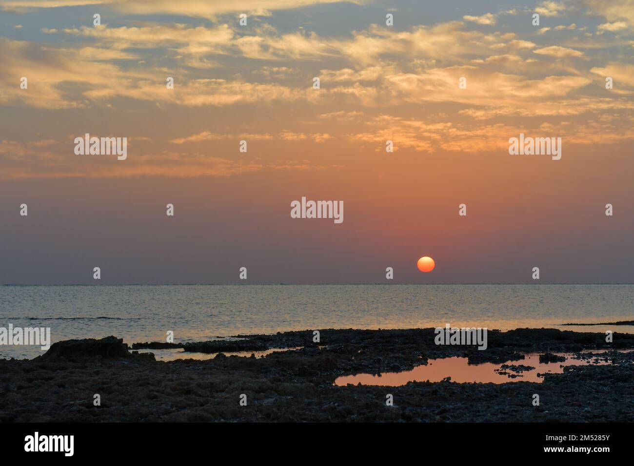 Coucher de soleil et lever de soleil sur la plage Banque D'Images