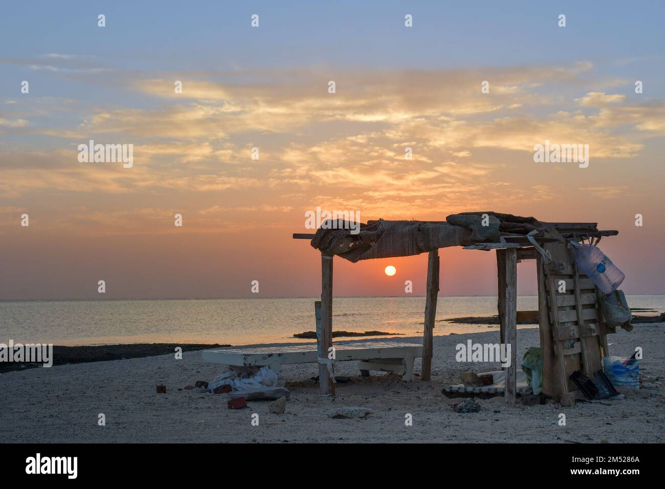 Coucher de soleil et lever de soleil sur la plage Banque D'Images