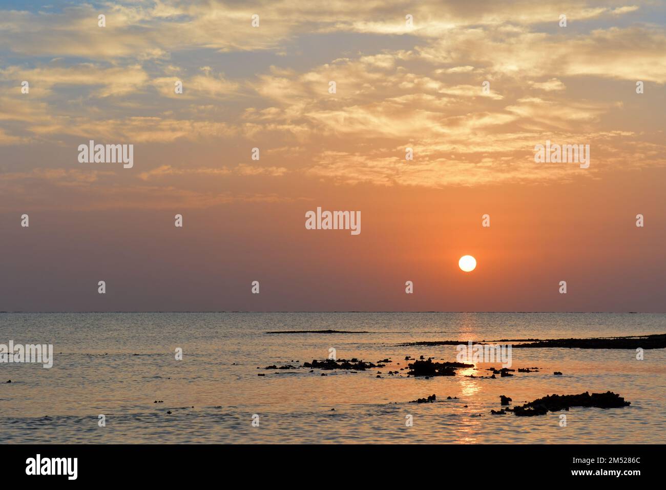 Coucher de soleil et lever de soleil sur la plage Banque D'Images