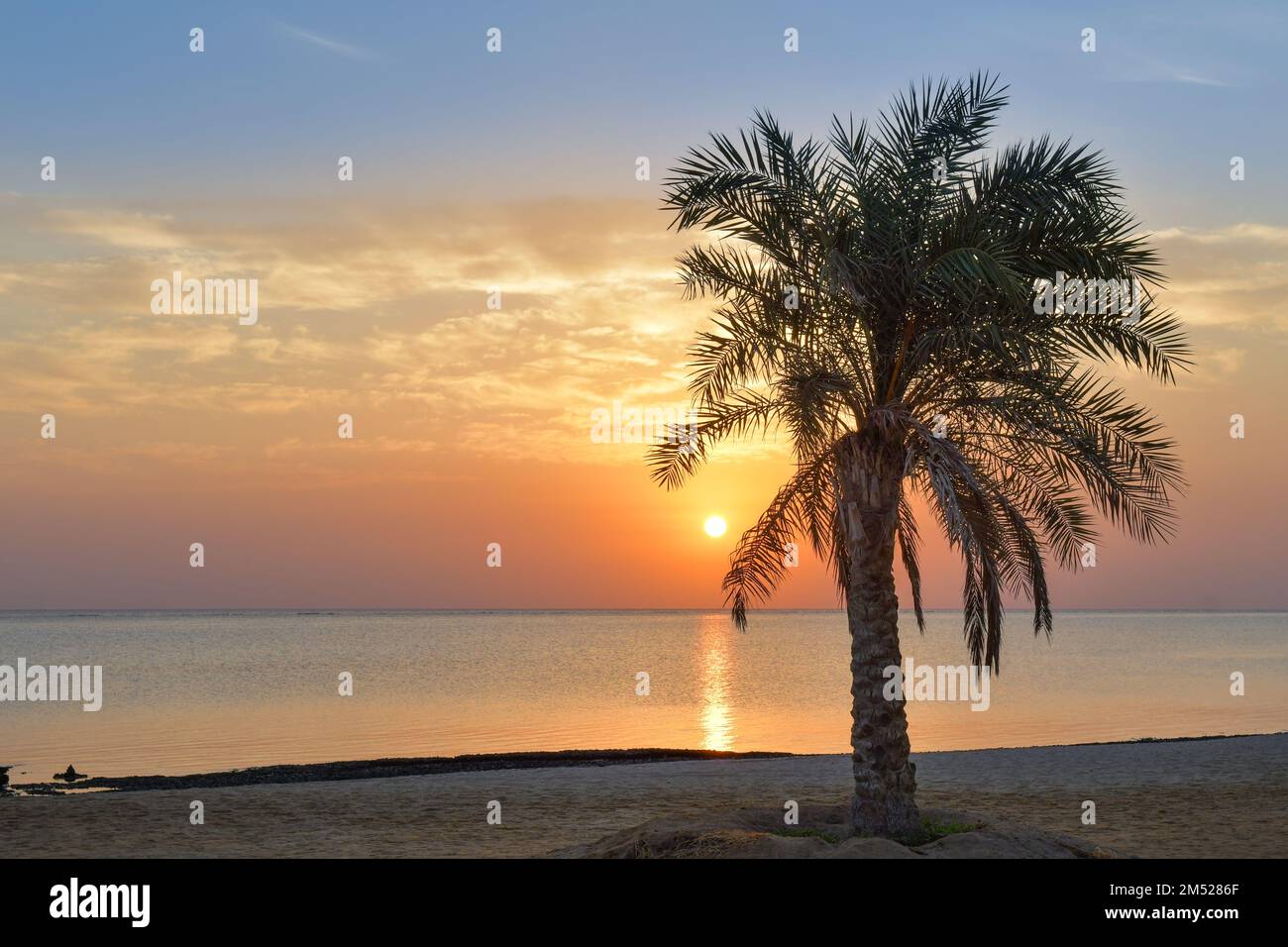 Coucher de soleil et lever de soleil sur la plage Banque D'Images