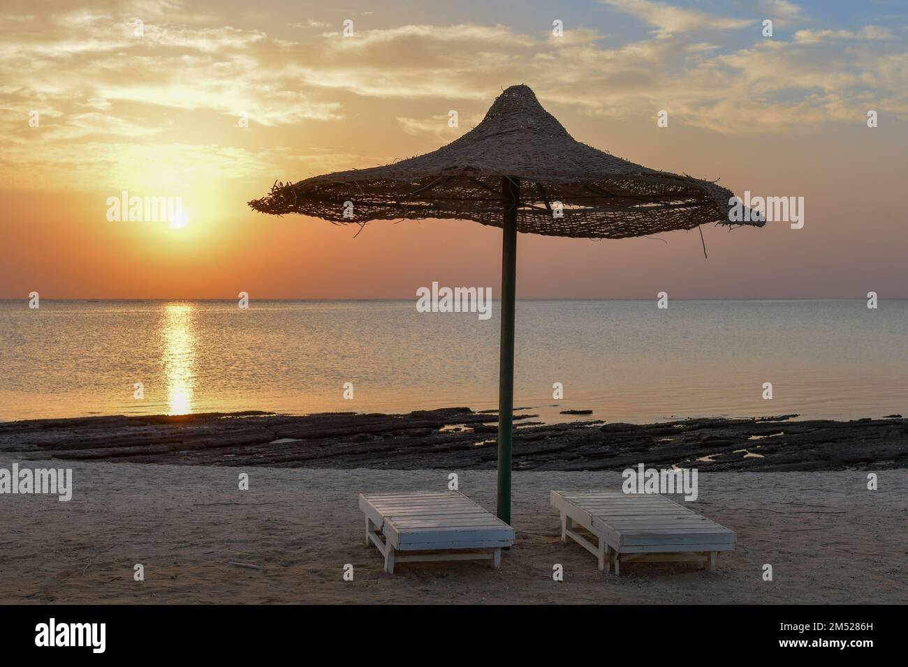 Coucher de soleil et lever de soleil sur la plage Banque D'Images