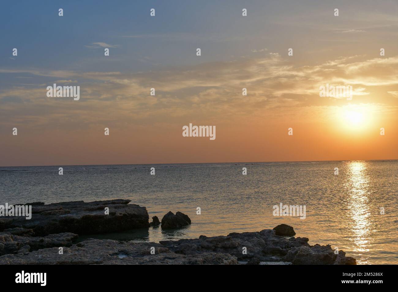 Coucher de soleil et lever de soleil sur la plage Banque D'Images