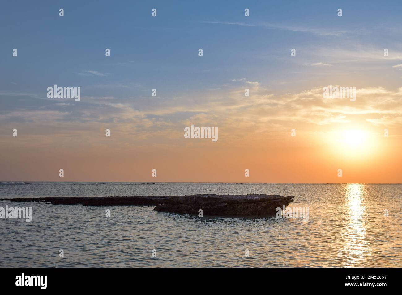 Coucher de soleil et lever de soleil sur la plage Banque D'Images