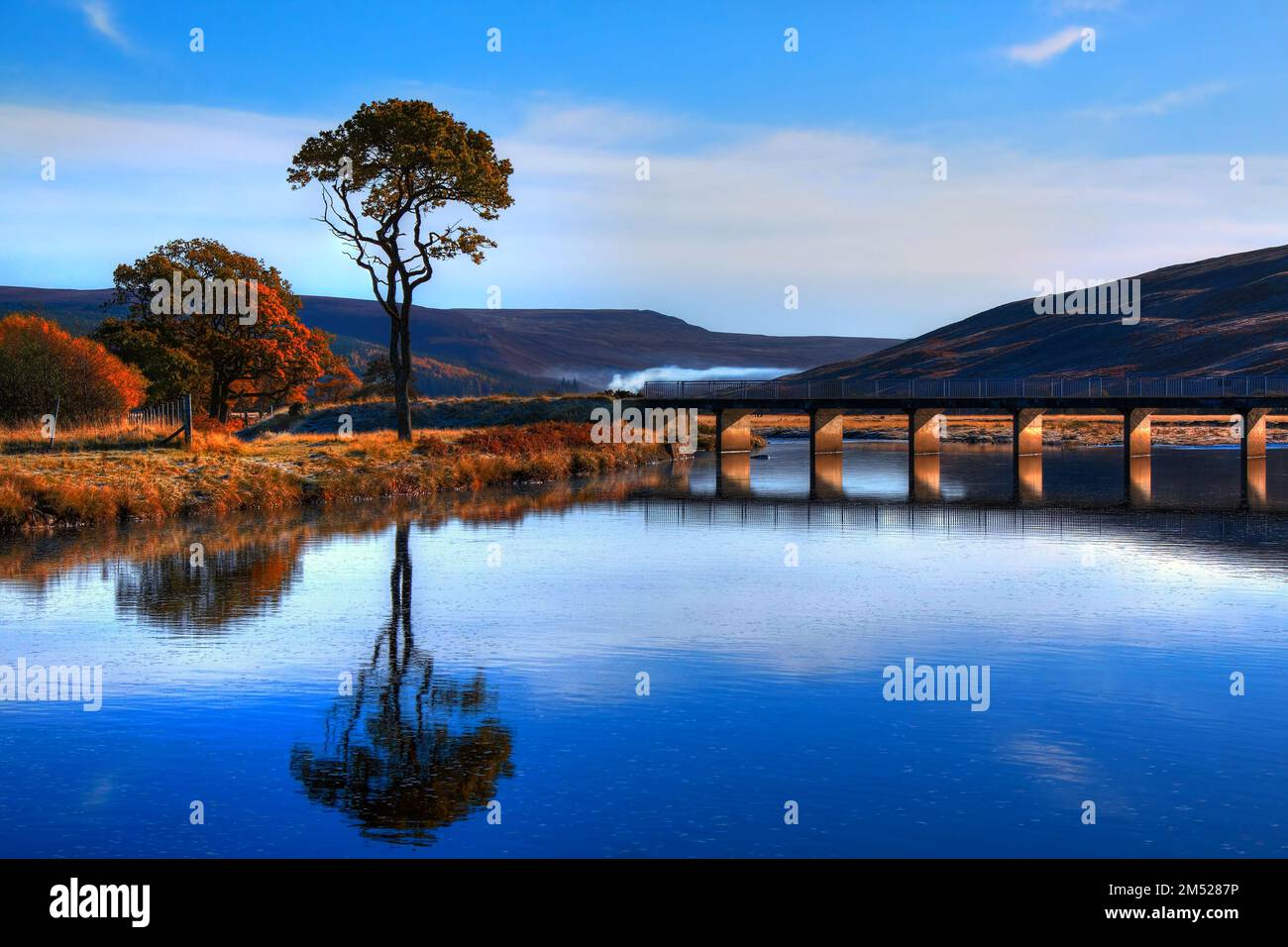 Le pont de Balnacoil se reflète dans les eaux calmes de la rivière Brora Banque D'Images