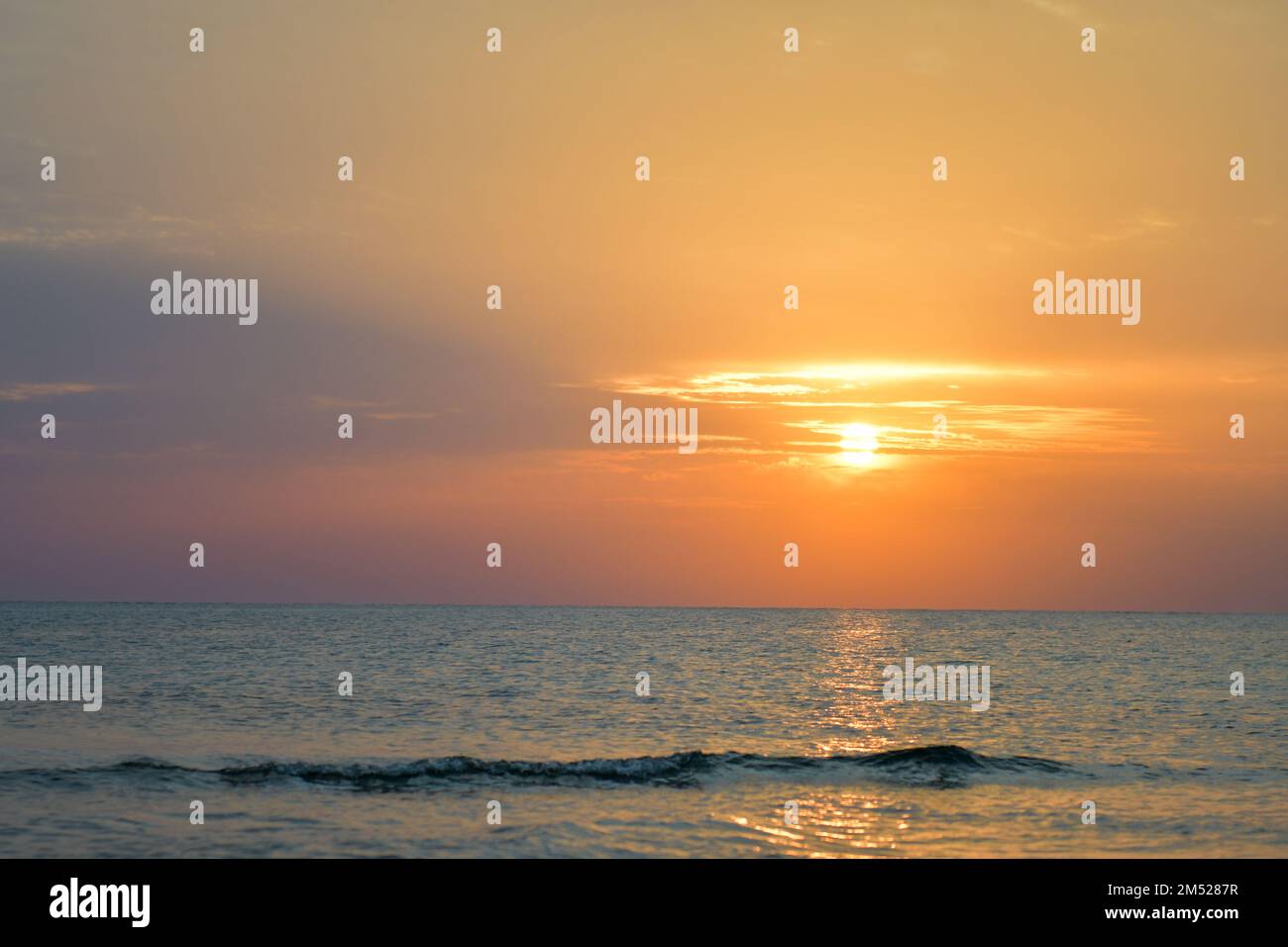 Coucher de soleil et lever de soleil sur la plage Banque D'Images