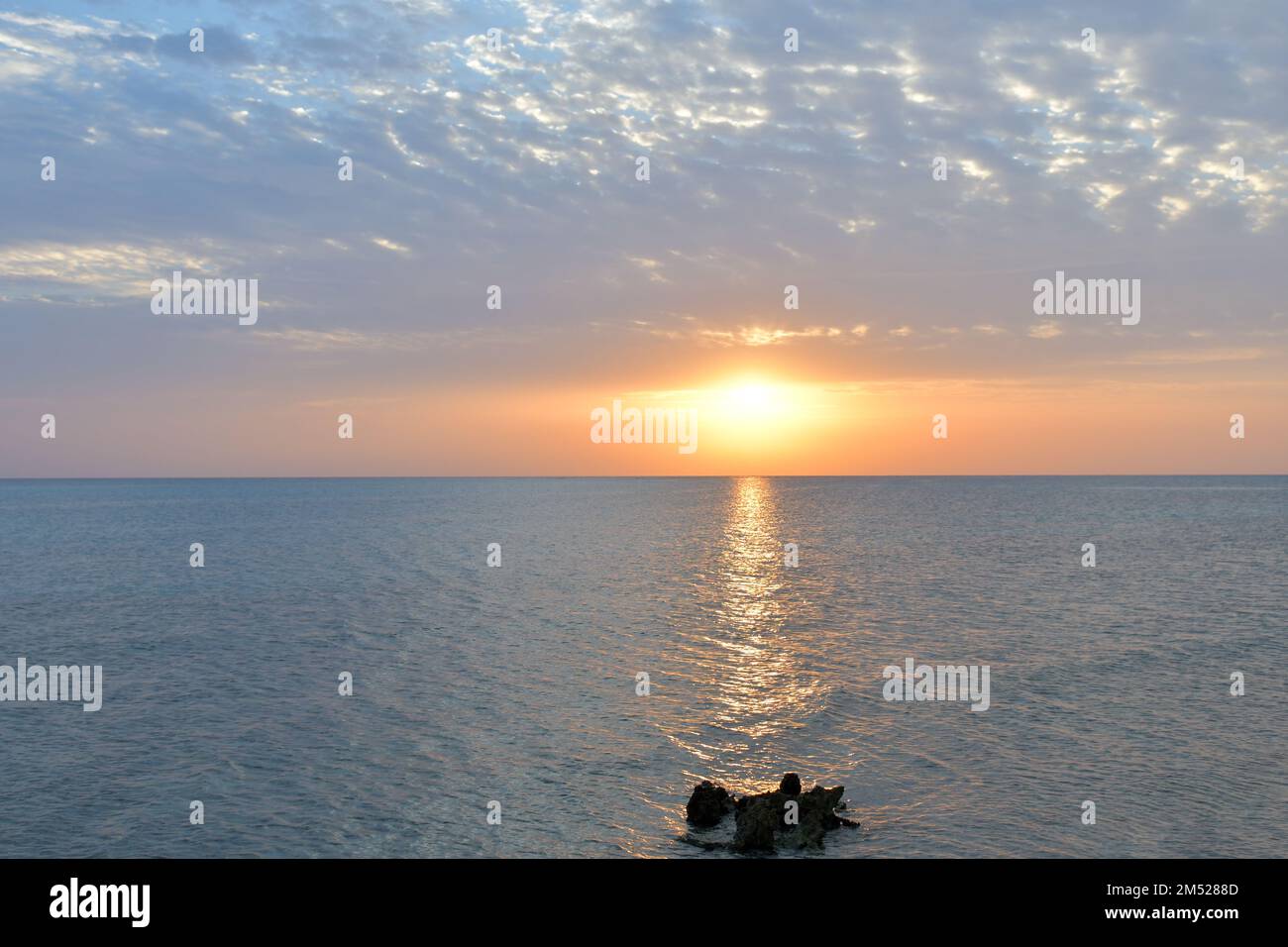 Coucher de soleil et lever de soleil sur la plage Banque D'Images