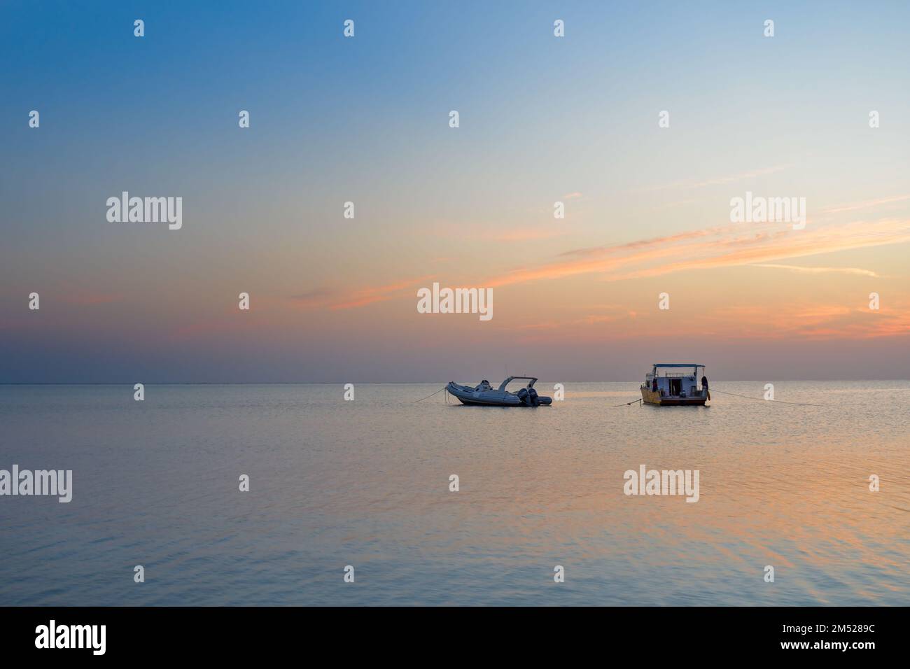 Coucher de soleil et lever de soleil sur la plage Banque D'Images