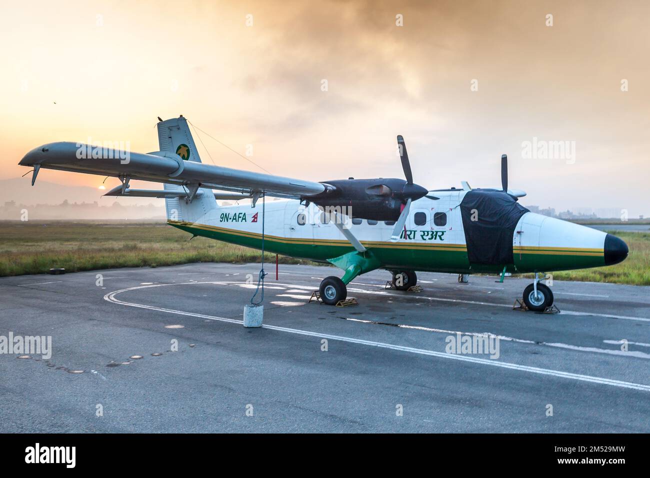 KATMANDOU/NÉPAL - 18 OCTOBRE 2015 : petit avion de Tara Air stationné à l'aéroport international de Tribhuvan de Katmandou. Petit avion en attente du nex Banque D'Images