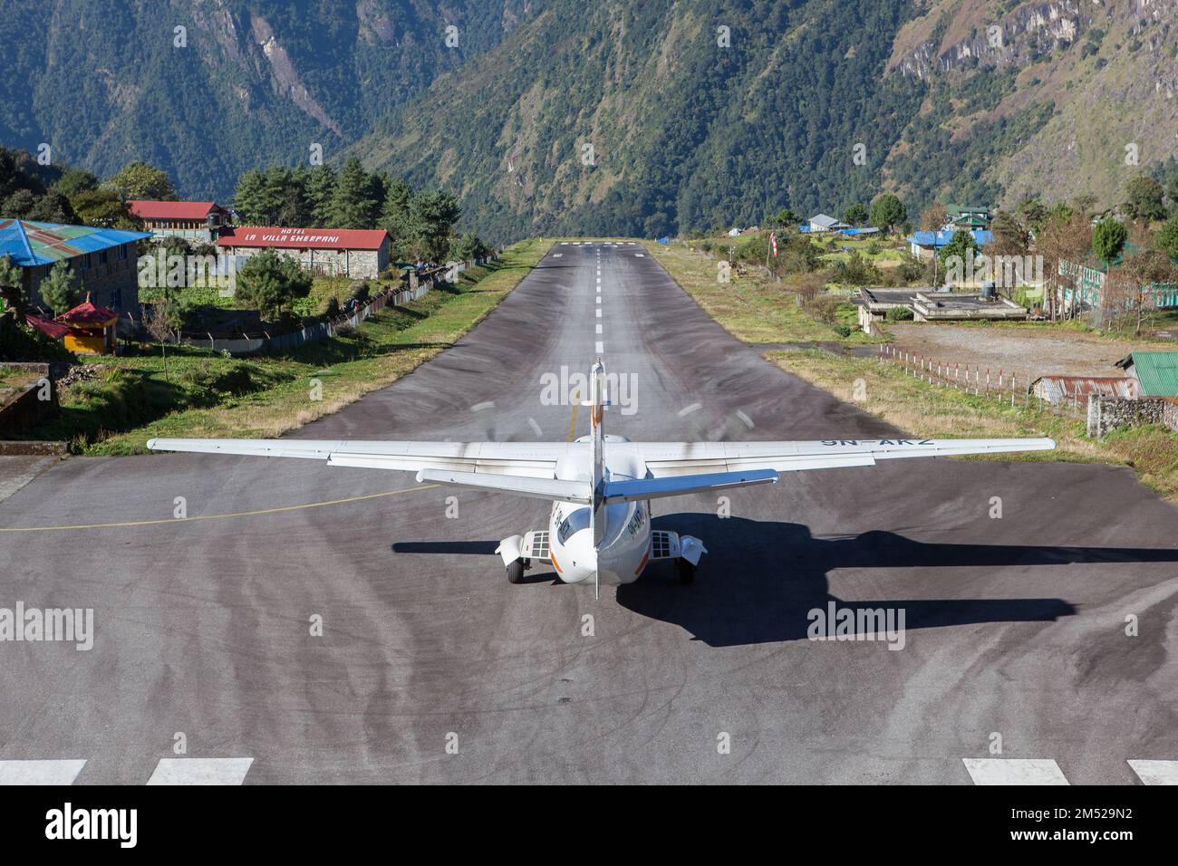LUKLA/NÉPAL - 18 OCTOBRE 2015 : petit avion se prépare au décollage de l'aéroport de Tenzing-Hillary à Lukla à Katmandou. Banque D'Images