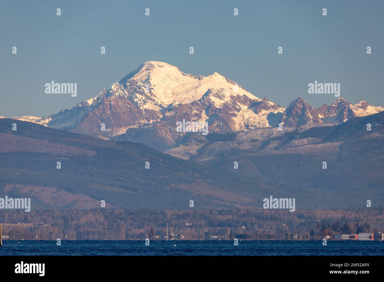 Mount Baker à partir de March's point sur Fidalgo Island Banque D'Images