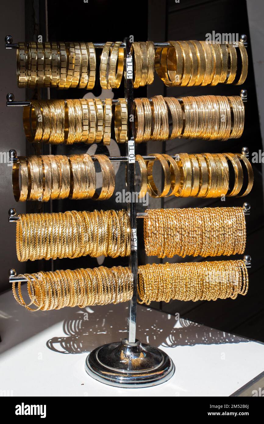 Afficher la boutique de dizaines de bracelets et bracelets d'or Banque D'Images
