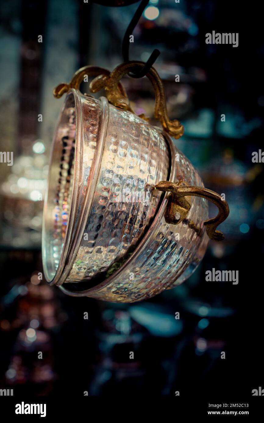 Taditional bol en métal de style ottoman turc en vue Banque D'Images