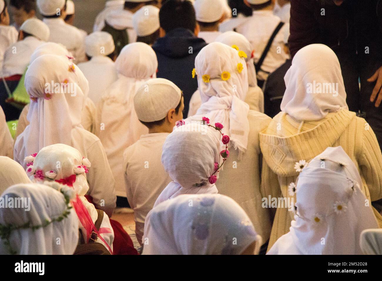 Les petites filles avec hijab dans une grande mosquée Banque D'Images