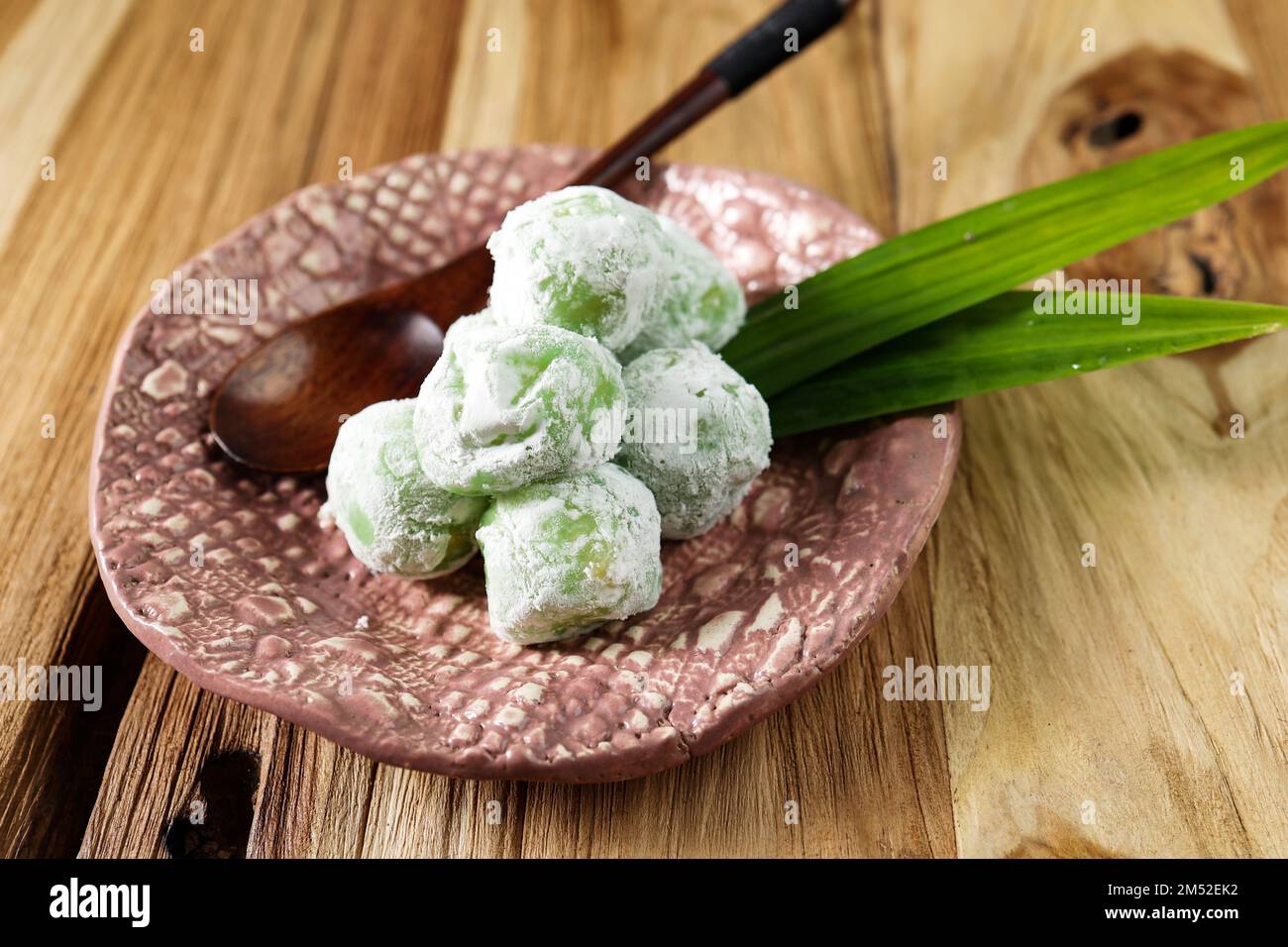 Gâteau de riz au mochi japonais, sticky et chewy saveur de pandan avec divers remplissages. Sur une table en bois Banque D'Images