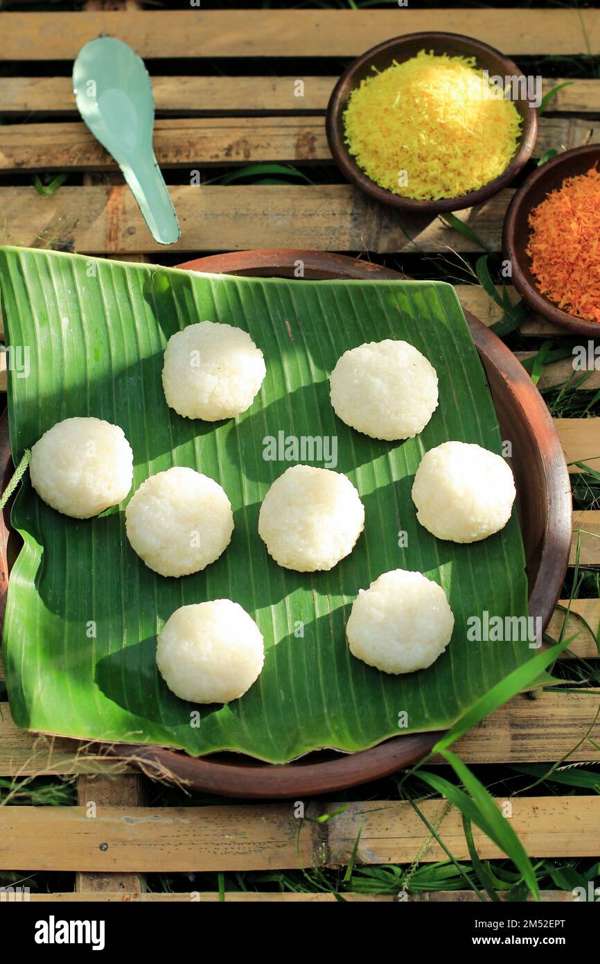 Boule de riz Sticky vapeur, généralement recouverte de Spicy ou de noix de coco râpée. Dessert thaïlandais asiatique Banque D'Images