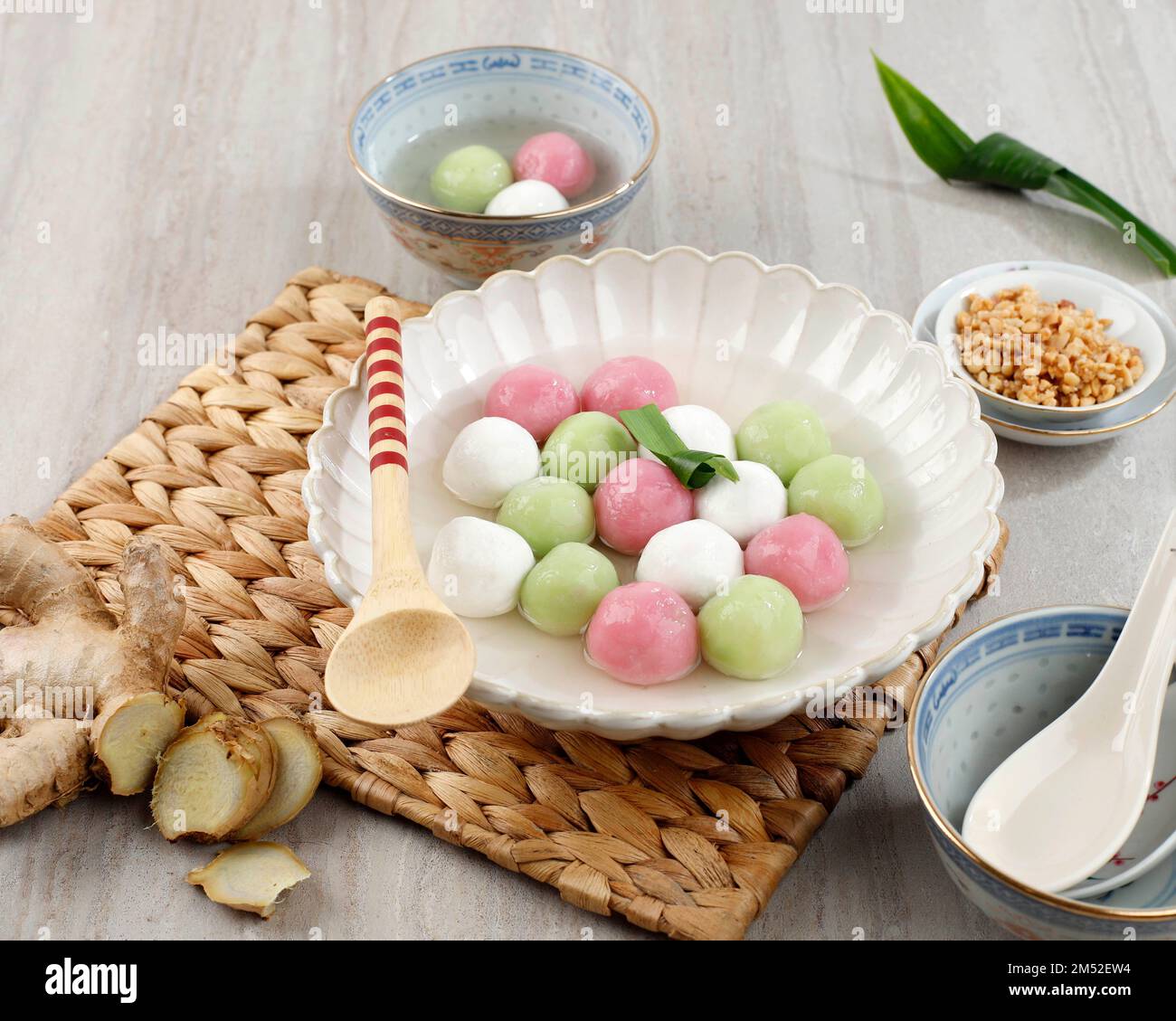 Wedang ronde ou Tangyuan, Peranakan dessert à base de boulettes de riz gluant et de soupe chaude de gingembre. Mangez habituellement pour le festival du Solstice d'hiver Banque D'Images