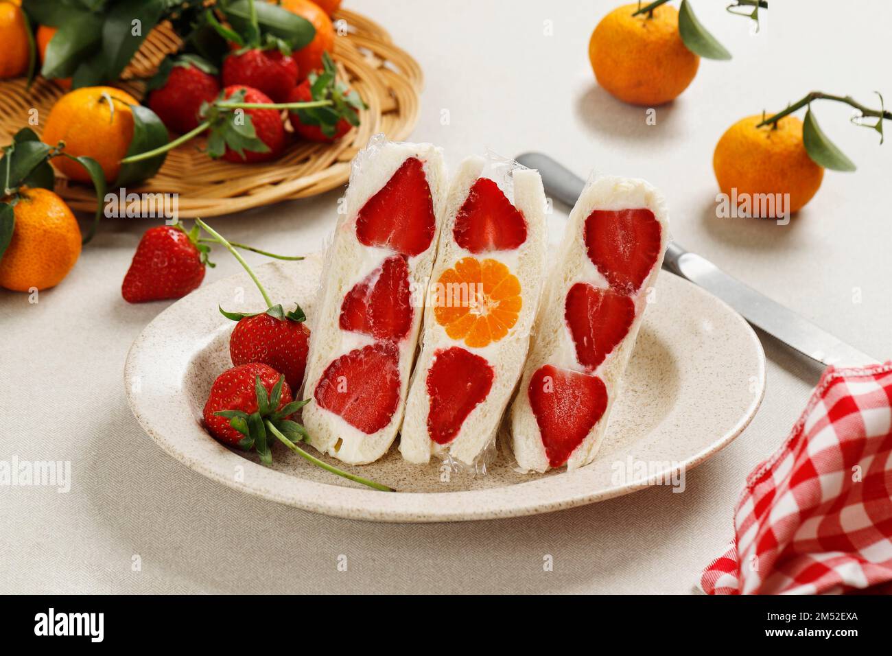 Sandwich aux fruits japonais à la crème et aux fruits variés, en-cas japonais santé populaire Banque D'Images