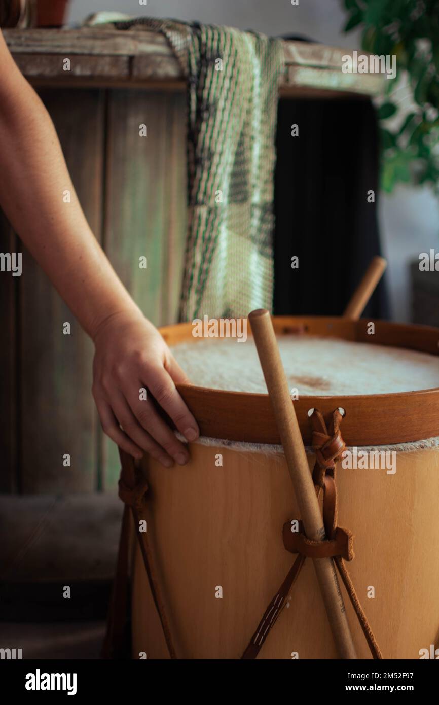 Une main touchant un tambour en bois traditionnel Bombo leguero avec un  arrière-plan flou Photo Stock - Alamy