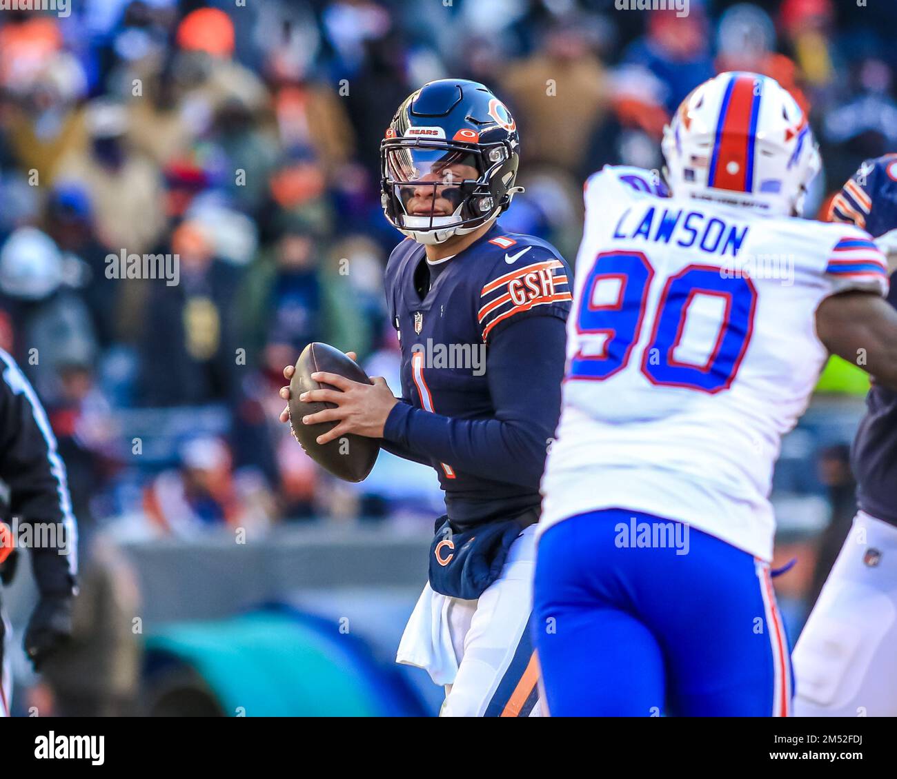 24 décembre 2022 - Chicago Bears Quarterback Justin Fields (1) coupe ses  yeux vers la droite tout en regardant à gauche pendant le match de football  de la NFL contre les Buffalo