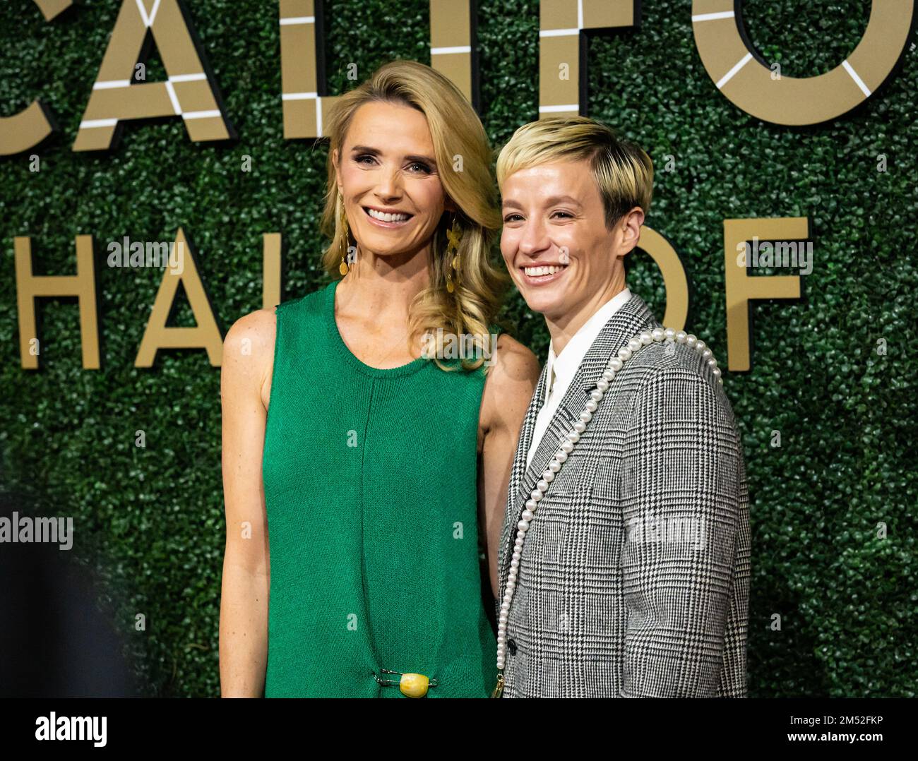 Megan Rapinoe, star du football, pose avec Jennifer Siebel-Newsom, première partenaire de Californie, lors de la cérémonie d'initiation au California Museum's Hall of Fame. Banque D'Images
