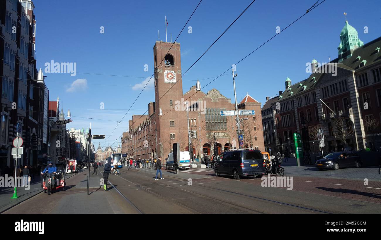 Une vue sur la rue des Beurs van Berlage dans le centre-ville d'Amsterdam, avec les gens appréciant la journée ensoleillée Banque D'Images