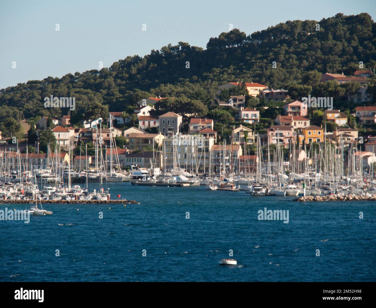 Une belle vue sur les bateaux amarrés sur un port dans le Sanary-sur-Mer, commune française Banque D'Images