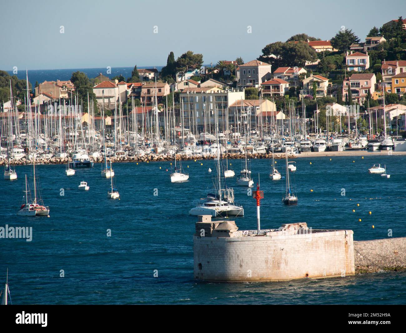 Une belle vue sur les bateaux amarrés sur un port dans le Sanary-sur-Mer, commune française Banque D'Images