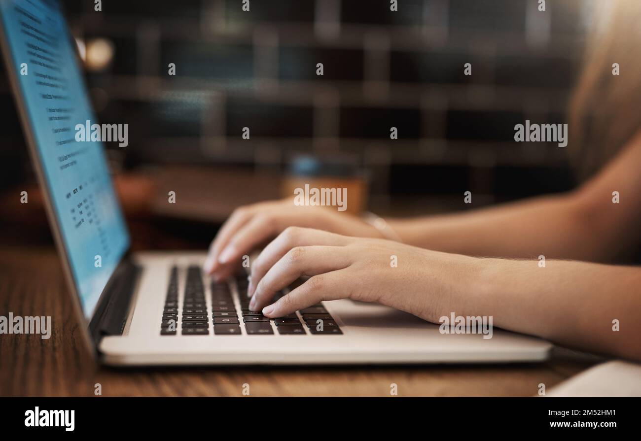 Étudier où que soient les theres wi-fi. un jeune étudiant méconnaissable  utilisant son ordinateur portable pour étudier sur une tablette dans un  café Photo Stock - Alamy