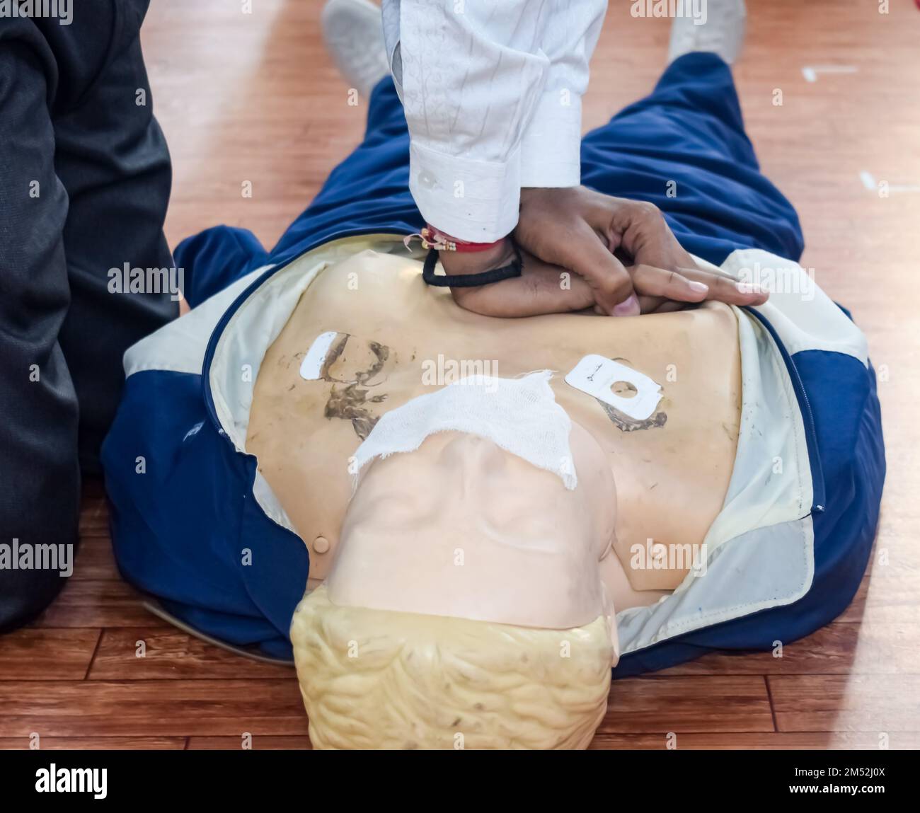 Le mannequin humain se trouve sur le sol pendant la formation de premiers soins - réanimation cardio-pulmonaire. Cours de premiers soins sur le mannequin de RCP, concept de formation aux premiers soins de RCP Banque D'Images