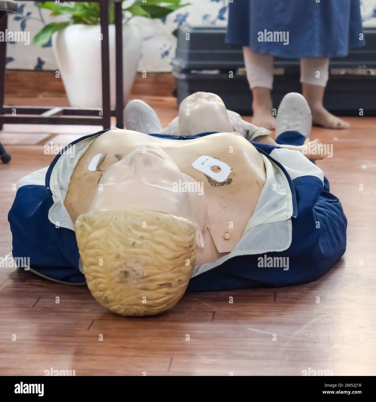 Le mannequin humain se trouve sur le sol pendant la formation de premiers soins - réanimation cardio-pulmonaire. Cours de premiers soins sur le mannequin de RCP, concept de formation aux premiers soins de RCP Banque D'Images
