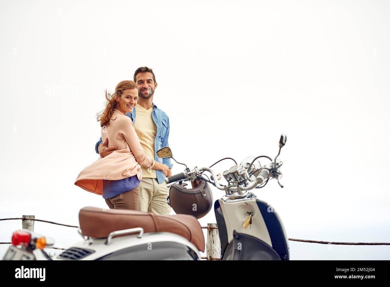 Le paysage en vaut vraiment la peine. un couple aventureux pour une promenade en moto. Banque D'Images