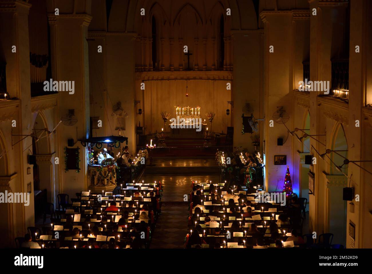 Kolkata, Inde - 24 décembre 2022 : la messe de minuit a lieu la veille de  Noël. La première liturgie de Christmastide qui commence à minuit est  connue sous le nom de