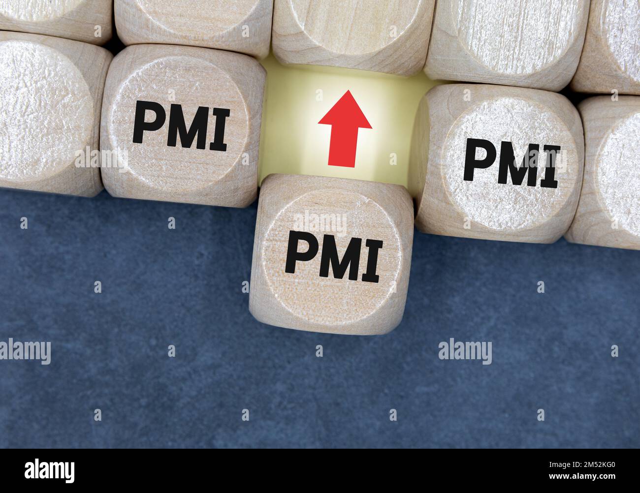 Texte 'PMI' sur cube bois, concept de données économiques. Banque D'Images