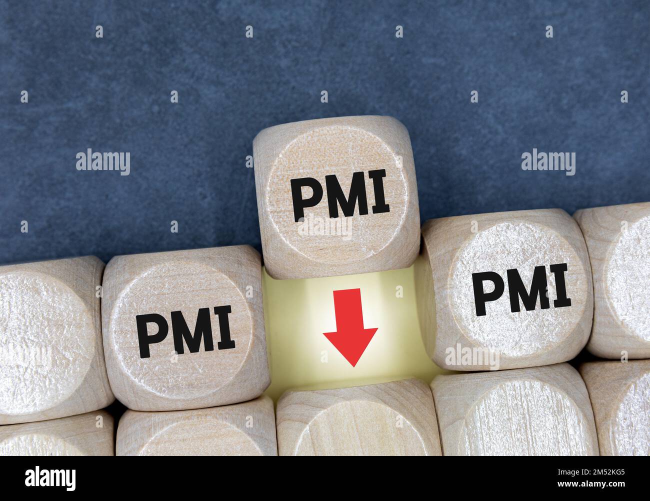 Texte 'PMI' sur cube bois, concept de données économiques. Banque D'Images