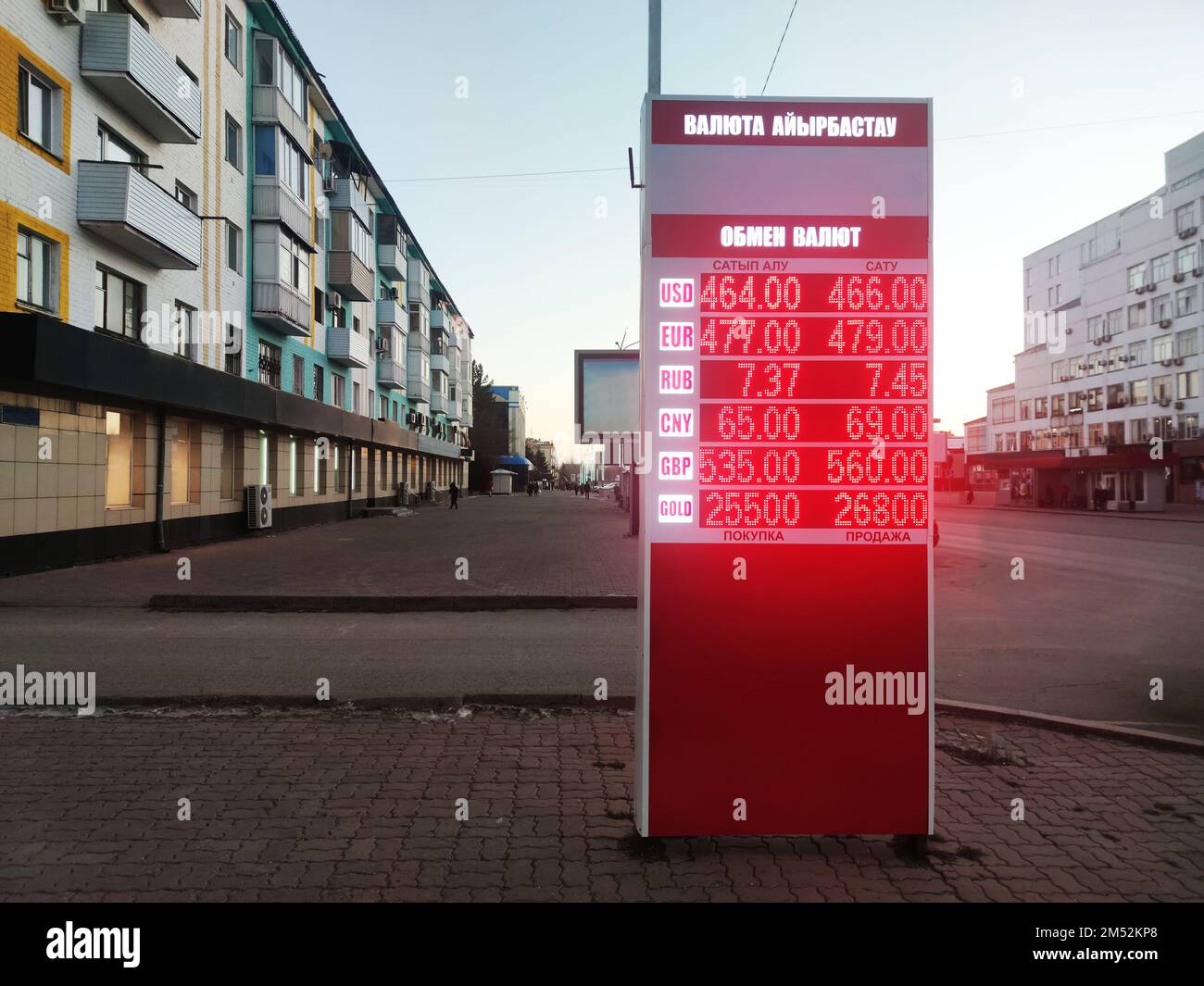 Un tableau de bord avec les taux de change sur la rue Pavlodar. traduction: change de devises, achat et vente Banque D'Images