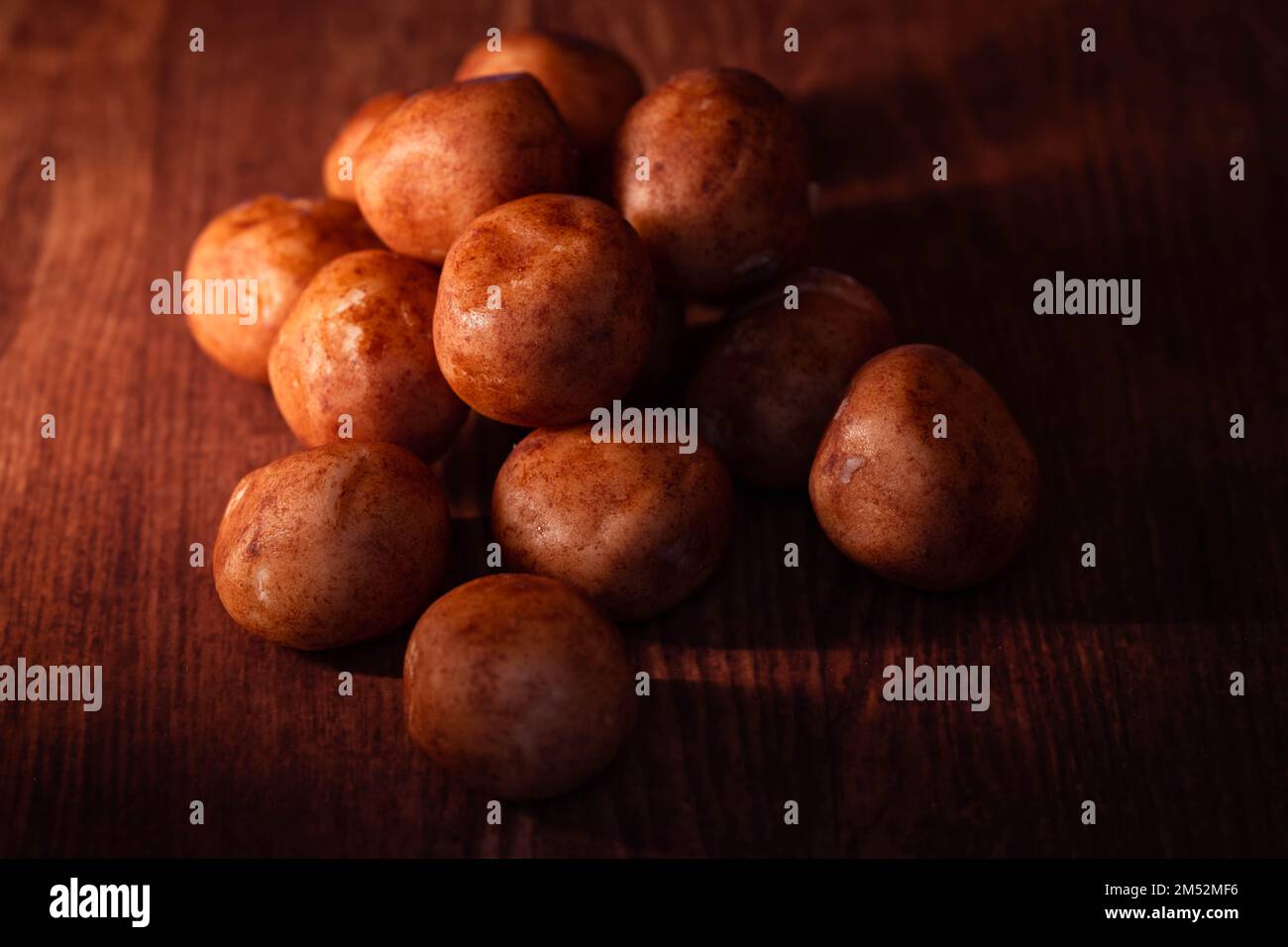 bonbons typiques en période de noël sur fond de bois Banque D'Images