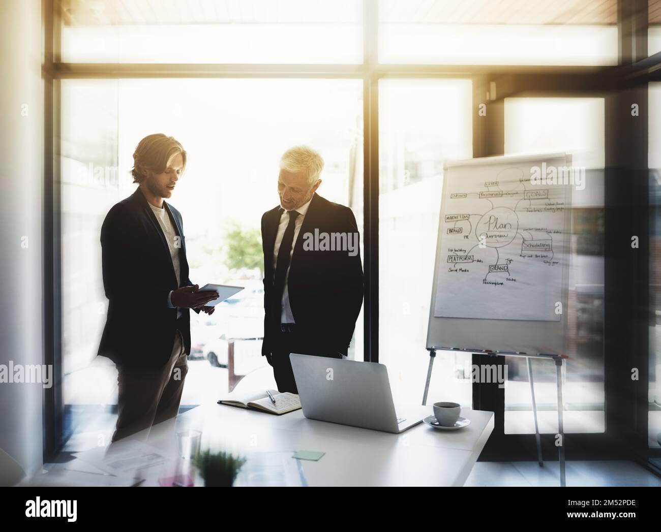 Ce sont des numéros en ligne intéressants. deux collègues d'affaires discutant ensemble dans une salle de réunion. Banque D'Images