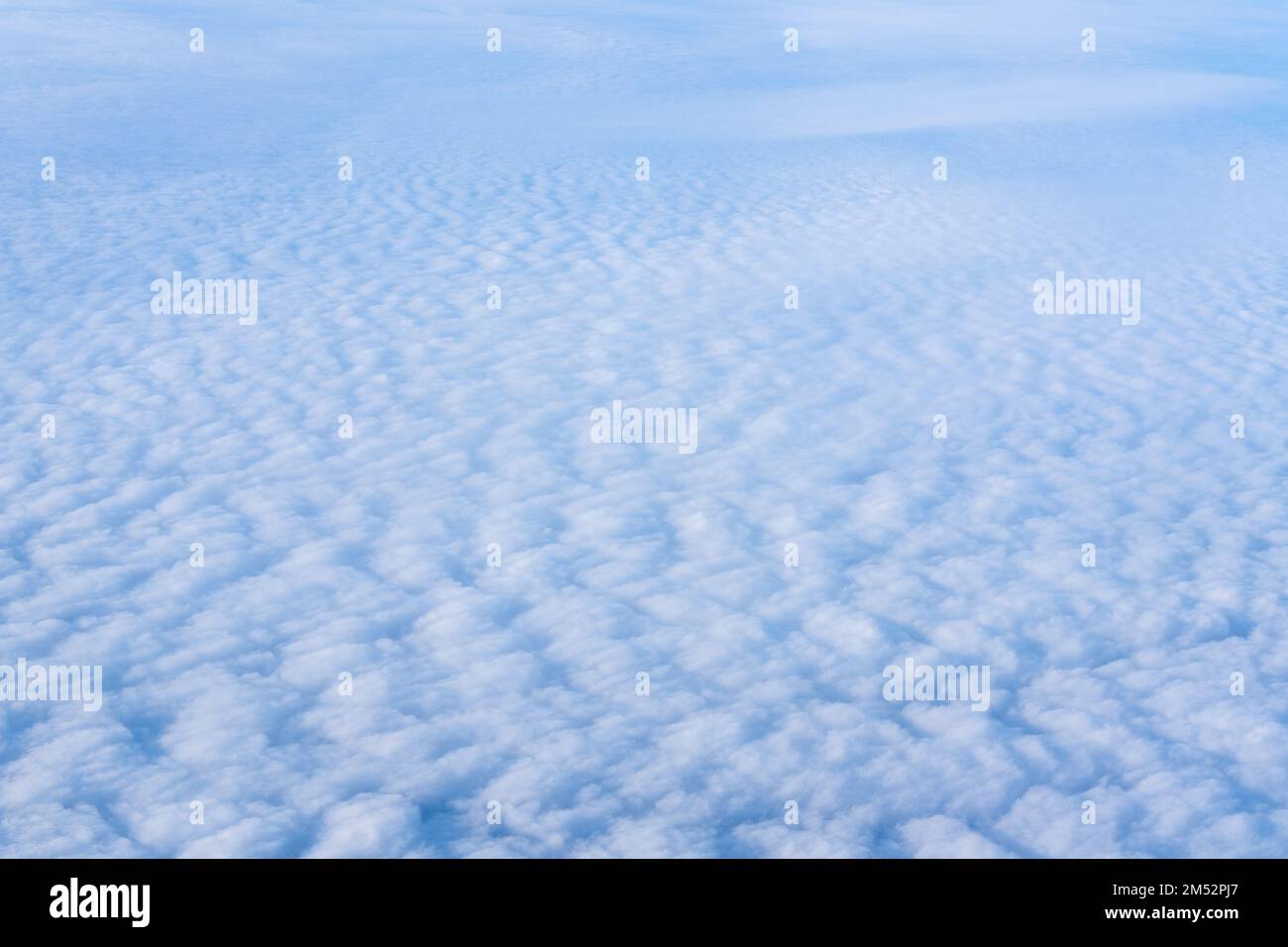 La vue de la fenêtre de l'avion de nuages denses et de la stratosphère bleue. Cloudscape. Ciel bleu et nuage blanc. Jour ensoleillé. Nuage Cumulus. Banque D'Images