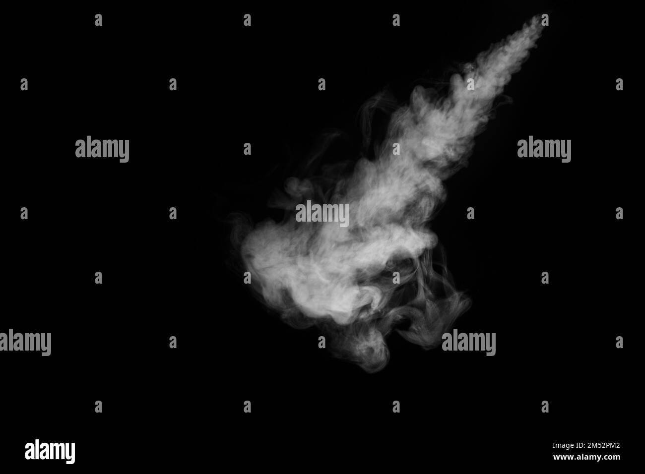 Curling blanc la vapeur de fumée dense qui vole vers le bas est isolée sur un fond noir pour superposer vos photos. Arrière-plan de vapeur. Elément de conception Banque D'Images