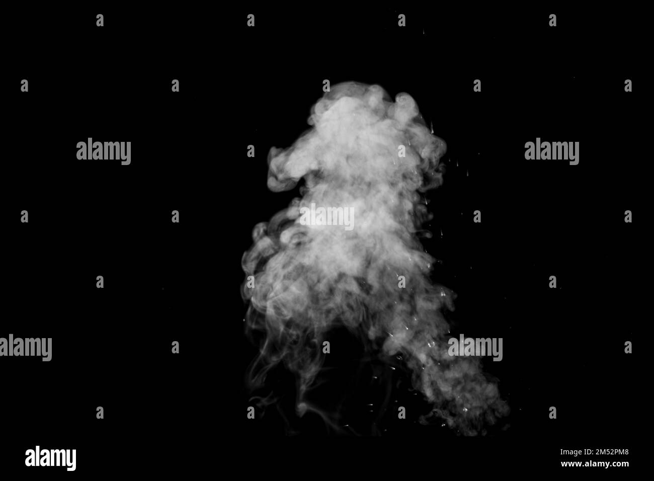 Un jet de vapeur chaude aux éclaboussures. Le mouvement de la vapeur chaude avec des gouttelettes d'eau est mis en évidence sur un fond noir pour superposer vos photos Banque D'Images