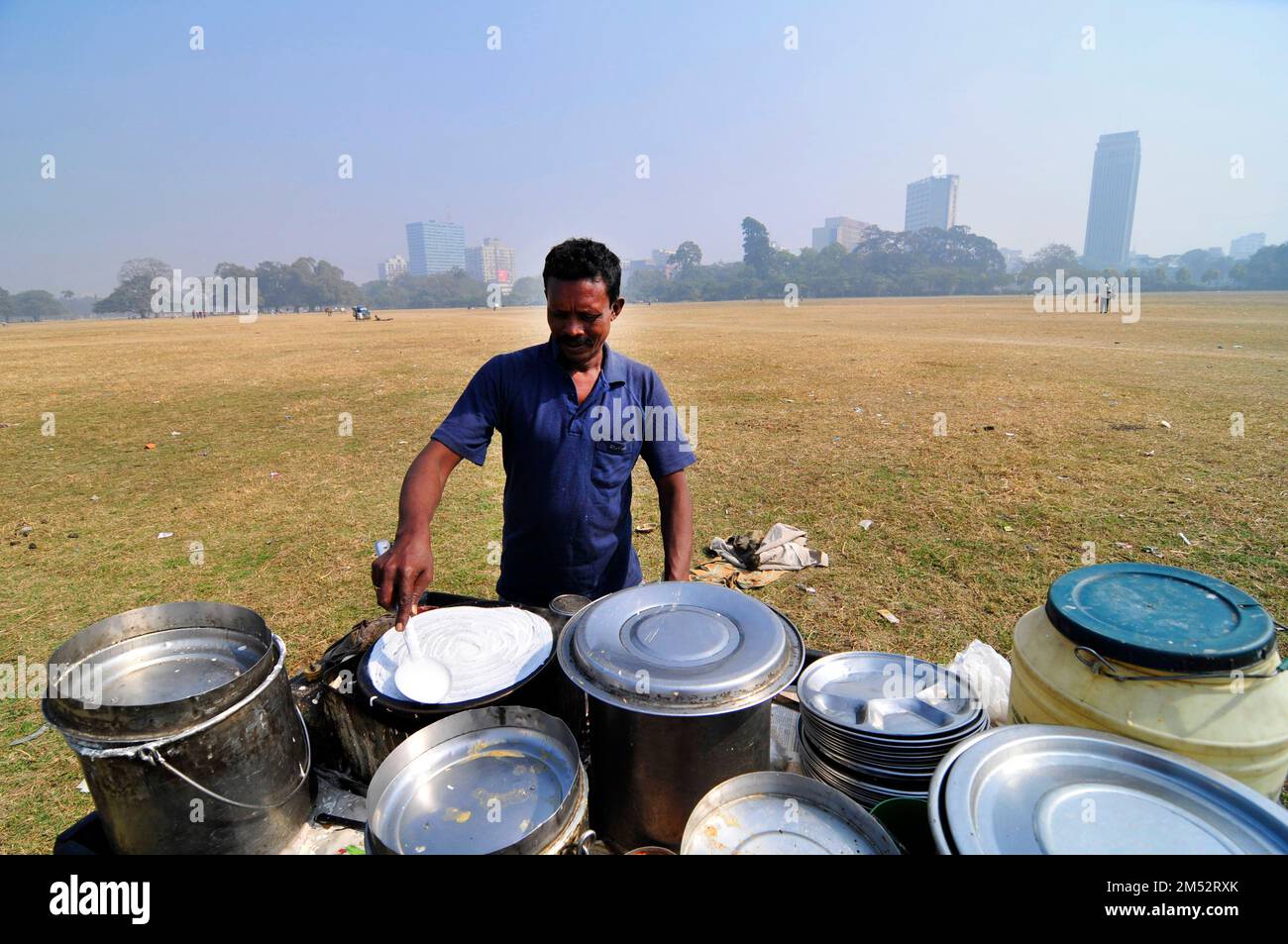 South Indian Masala Dosa étant cuit dans le parc de Maidan à Kolkata, Inde. Banque D'Images