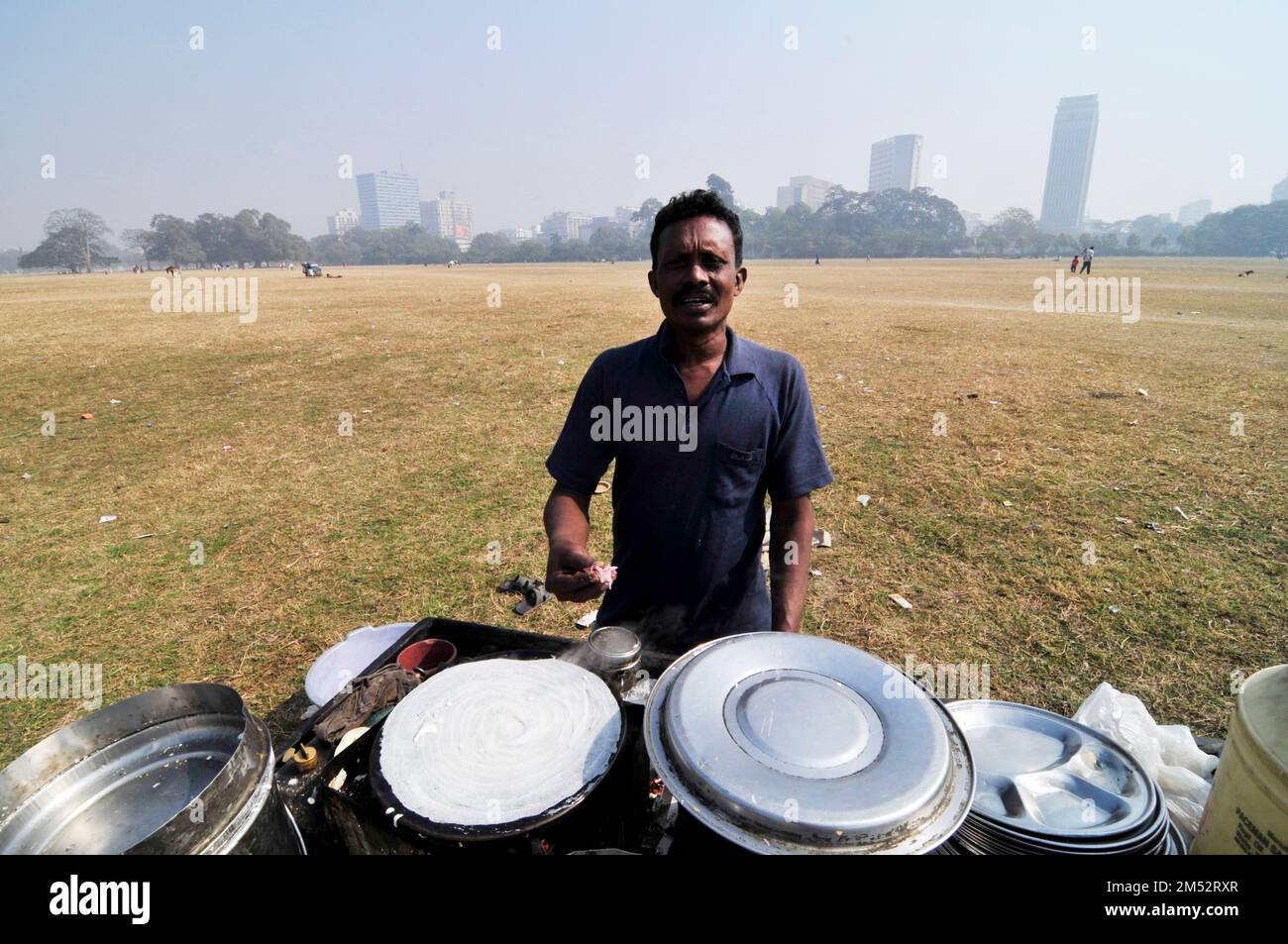 South Indian Masala Dosa étant cuit dans le parc de Maidan à Kolkata, Inde. Banque D'Images