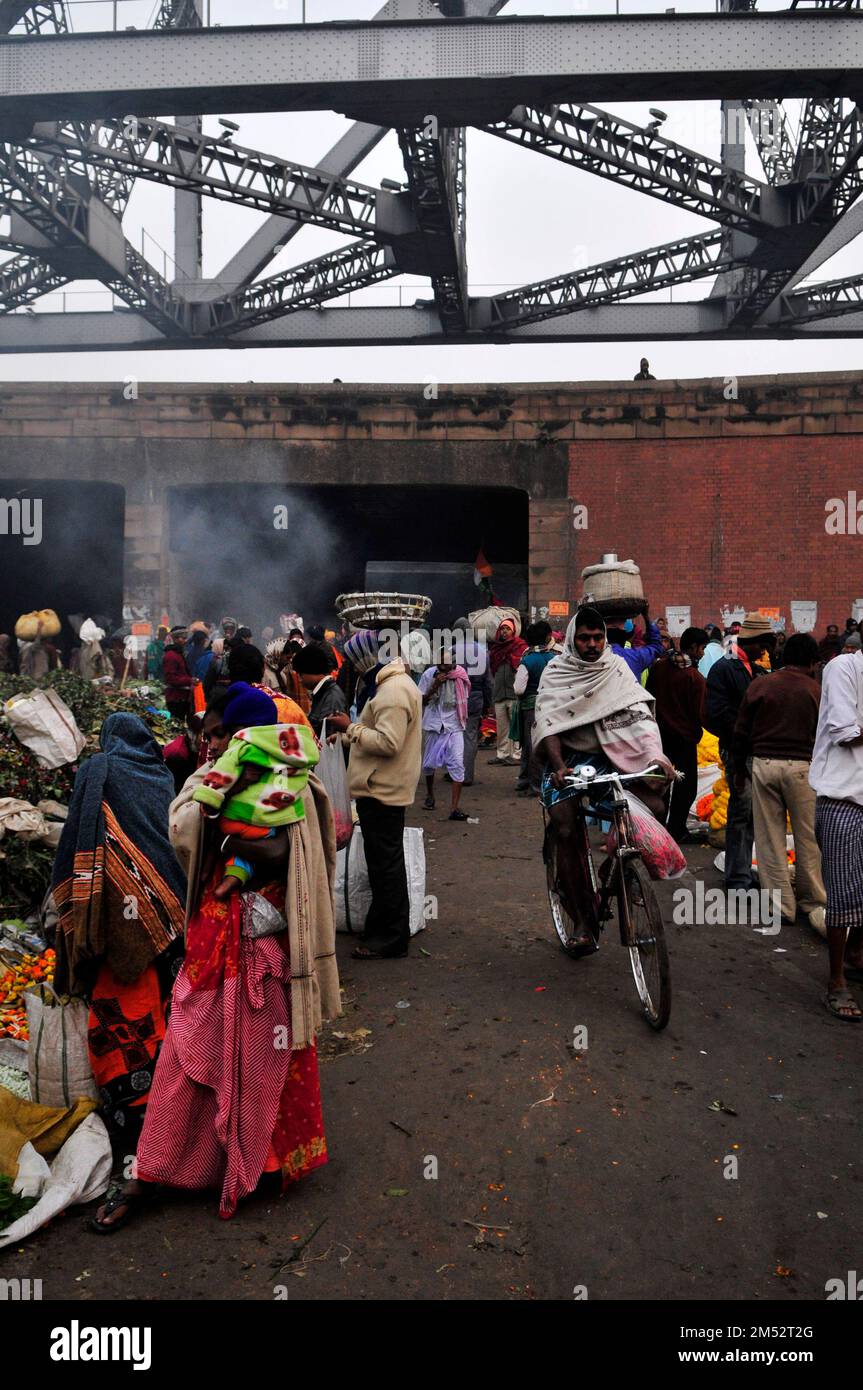 Mallick Ghat est l'un des plus grands marchés de fleurs en Asie. Scènes tôt le matin au marché de Kolkata, Bengale-Occidental, Inde. Banque D'Images