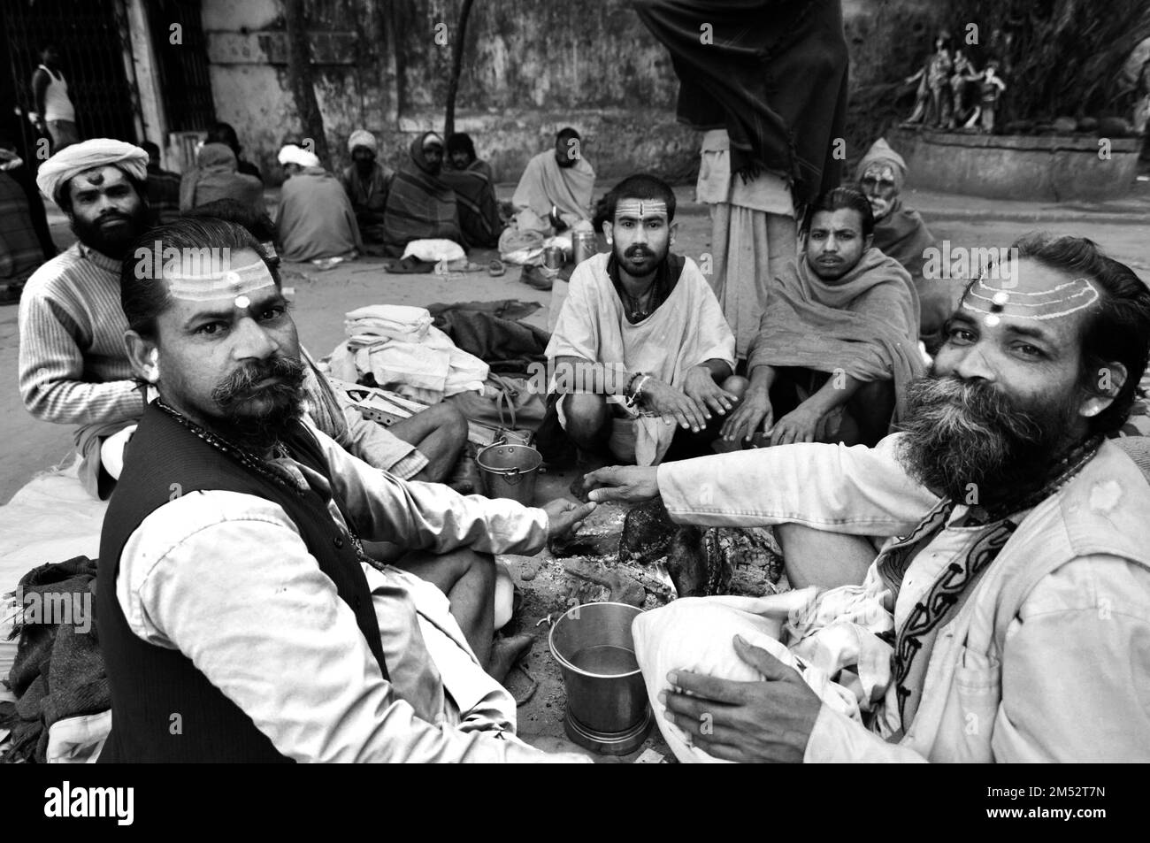 Sadhus se rassemblait sur le Mallick Ghat près de la rivière Hooghly à Kolkata, en Inde. Banque D'Images