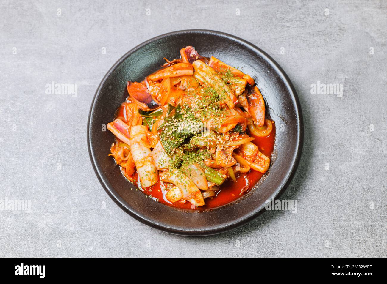 Nourriture coréenne Squid frits au saupoudrage, ojingeobokkkeum : Squid sautés avec oignons, carottes et chou dans un mélange épicé de gochujang et de poudre de piment rouge Banque D'Images