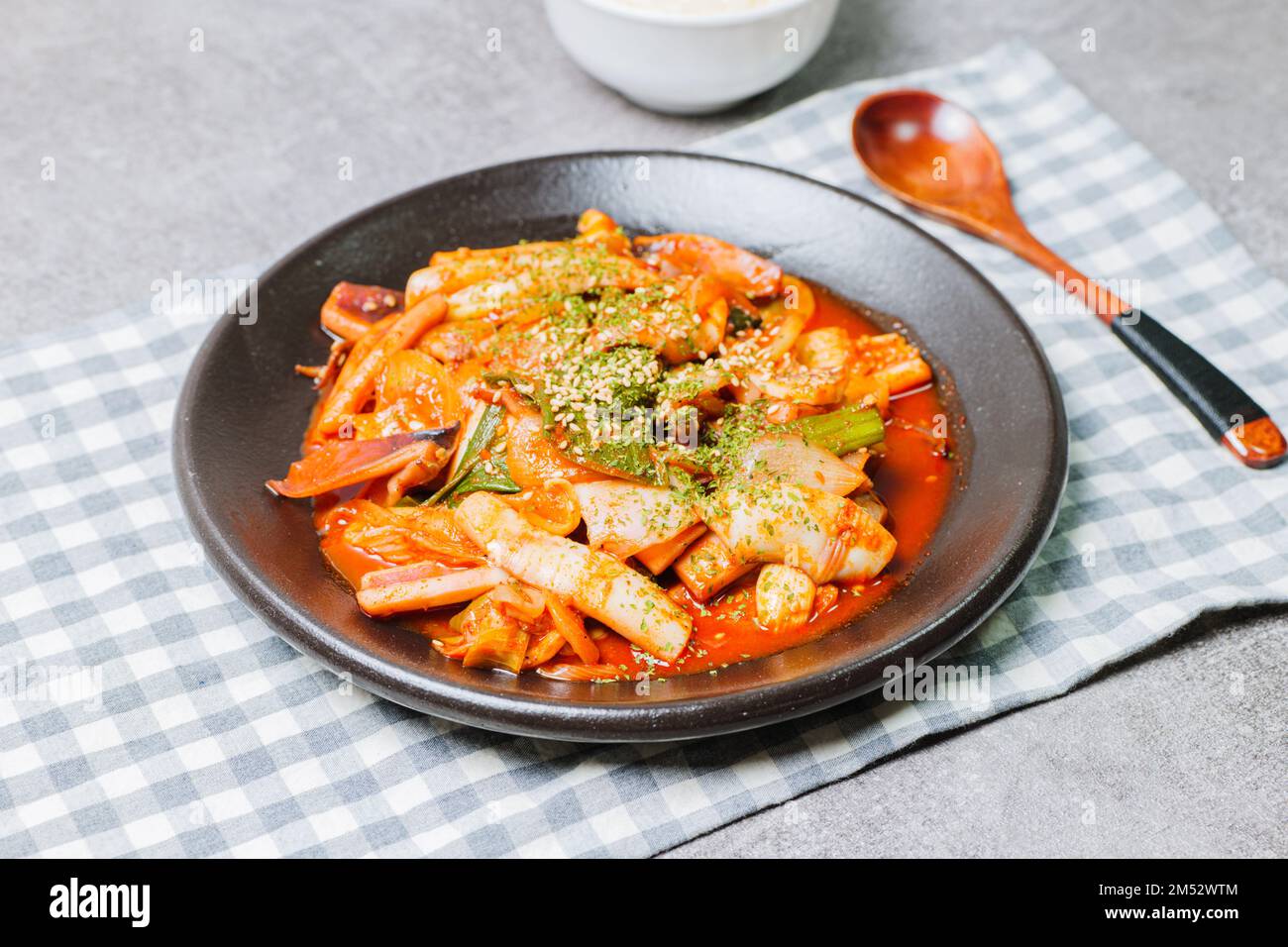 Nourriture coréenne Squid frits au saupoudrage, ojingeobokkkeum : Squid sautés avec oignons, carottes et chou dans un mélange épicé de gochujang et de poudre de piment rouge Banque D'Images