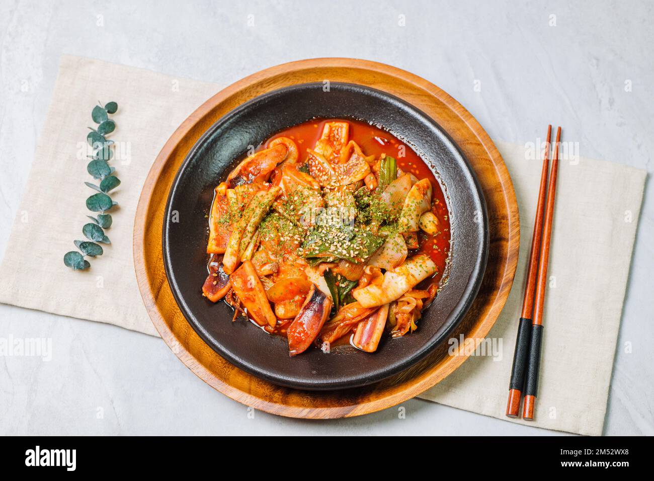 Nourriture coréenne Squid frits au saupoudrage, ojingeobokkkeum : Squid sautés avec oignons, carottes et chou dans un mélange épicé de gochujang et de poudre de piment rouge Banque D'Images