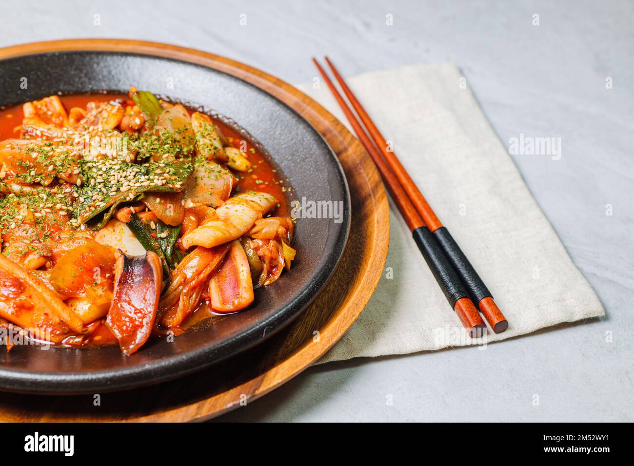 Nourriture coréenne Squid frits au saupoudrage, ojingeobokkkeum : Squid sautés avec oignons, carottes et chou dans un mélange épicé de gochujang et de poudre de piment rouge Banque D'Images