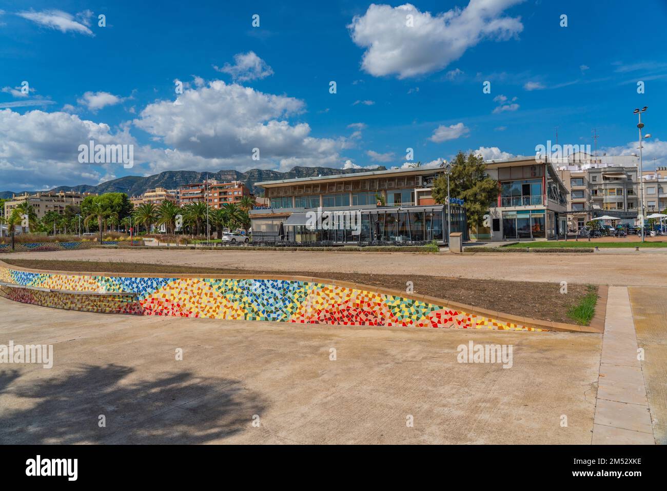 SANT CARLES DE LA RAPITA, ESPAGNE - SEPTEMBRE 16. 2022: Côte à Sant Carles de la Rapita. Tarragone avec l'esplanade ou la promenade Banque D'Images