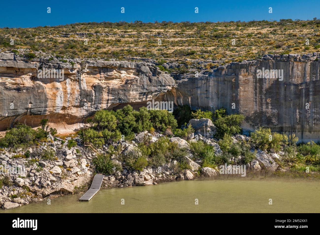 Panther Cave Pictograph site, à l'abri des rochers, falaises de calcaire, vue à distance de Canyon Rim Trail, parc national Seminole Canyon, Texas, États-Unis Banque D'Images